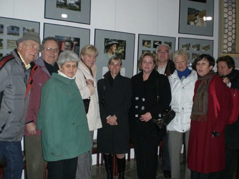 Brgermeisterin Petra Betz (5. von links) ...