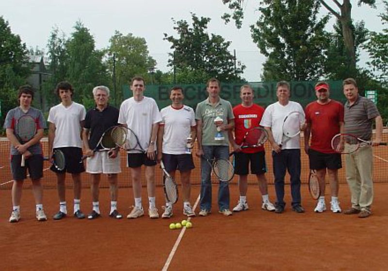 Gruppenfoto mit den Teilnehmern des Tennisturnier ...