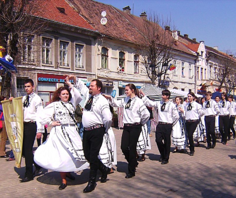 Tanzgruppen in siebenbrgisch-schsischer Tracht ...