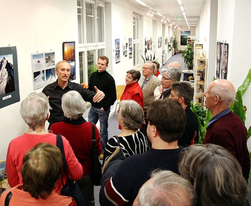 Reinhold Kraus erklrt Besuchern die Bilder ...