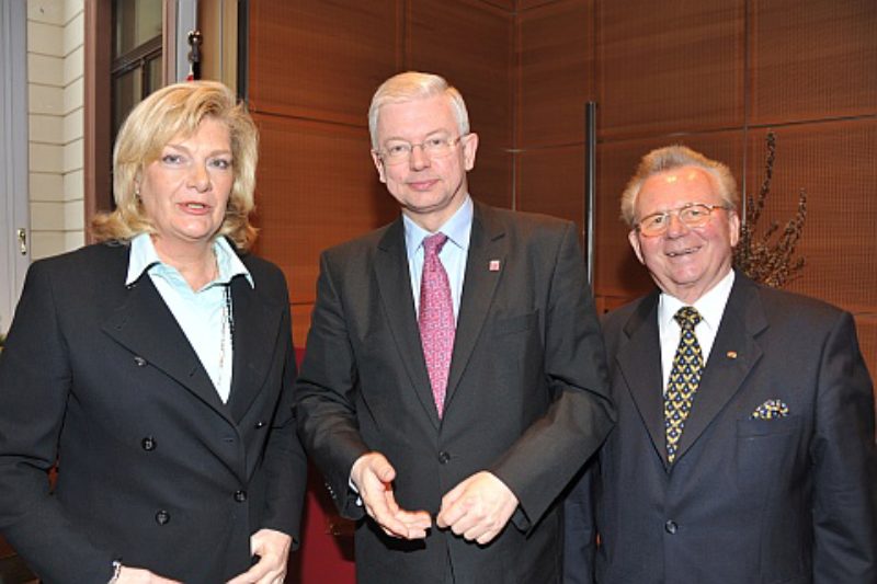 Ministerprsident Roland Koch (Bildmitte) mit dem ...