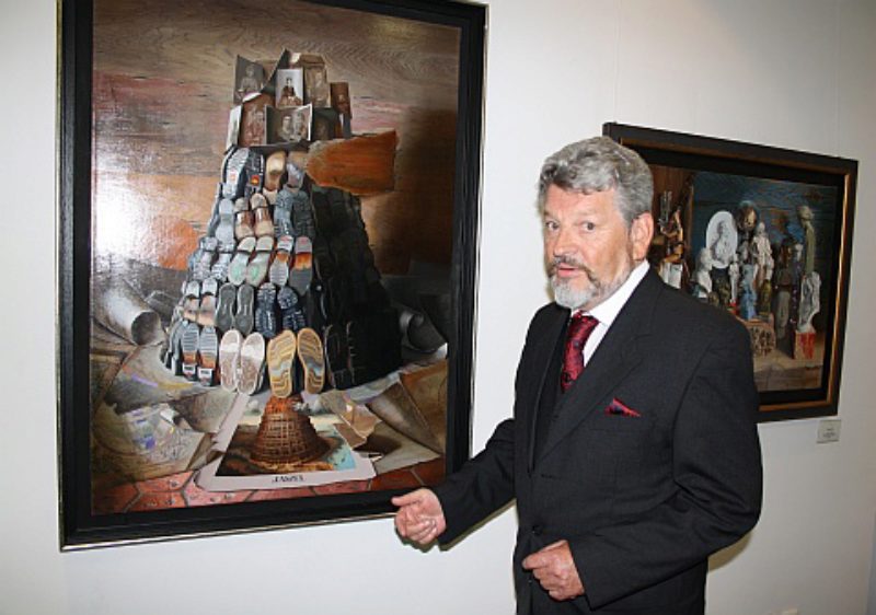 Michael Lassel neben seinem Bild „Turm zu Babel“, ...