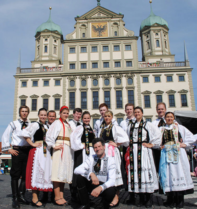 Die Tanzgruppe Augsburg (hier vor dem Augsburger ...