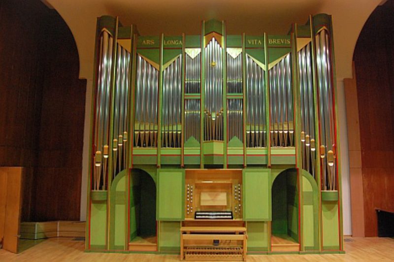 Die neu gebaute Orgel in der Bukarester ...
