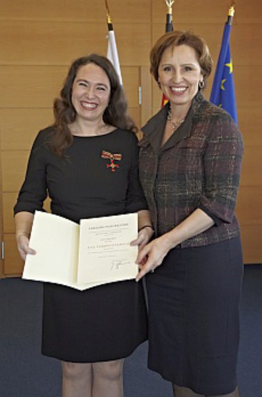 Inge Bell (links) erhlt das Bundesverdienstkreuz ...