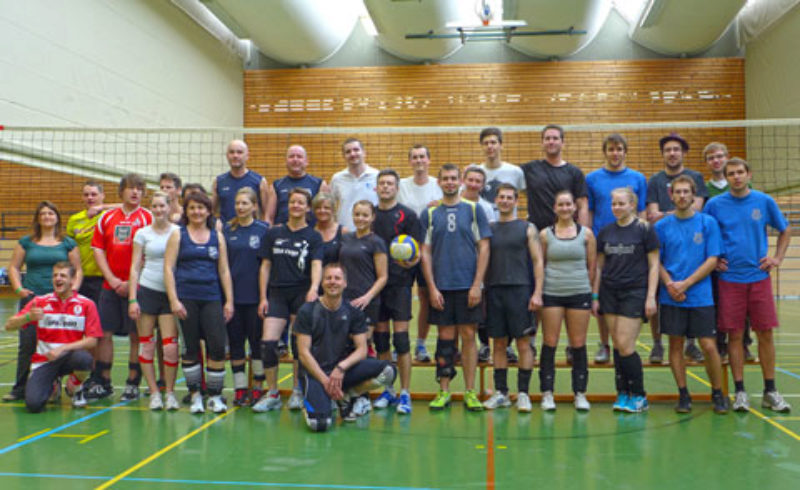 Die Teilnehmer des Volleyballturniers vor der ...