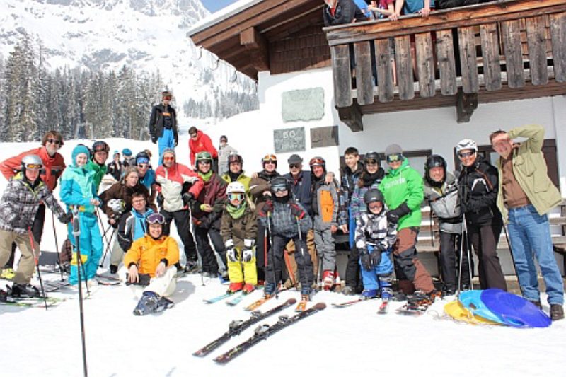 Teilnehmer des Skilagers 2013 vor der Haupthtte. ...