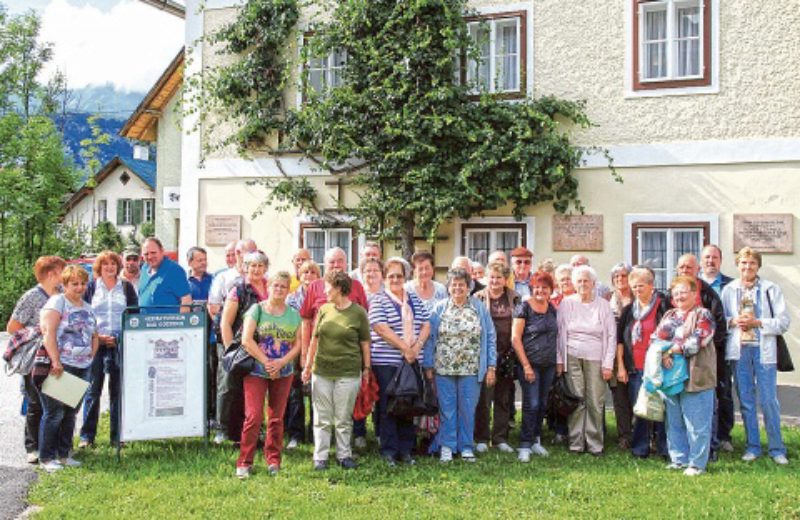 Reisende aus Traunreut vor dem Landlermuseum in ...
