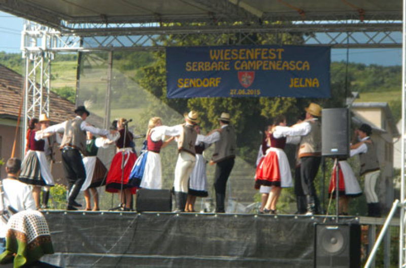Tanzgruppe „Borka“ aus Ungarn. Foto: Horst ...