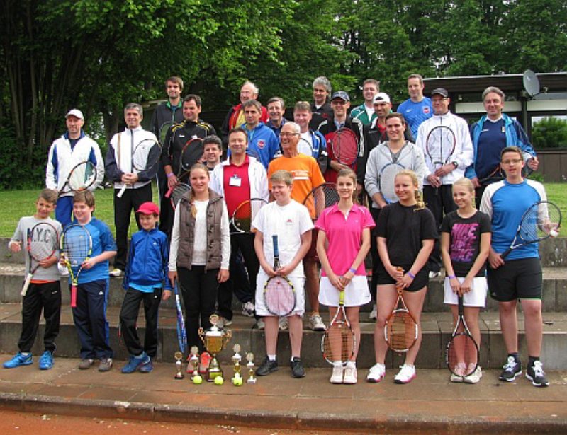 Die 28 Teilnehmer des Tennisturniers 2015 in ...