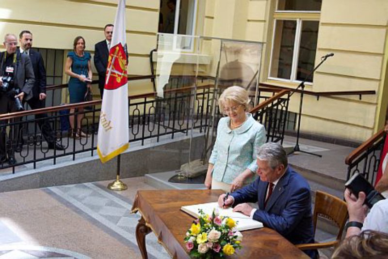Bundesprsident Joachim Gauck trgt sich im ...