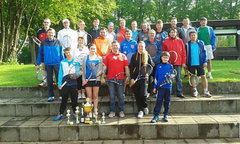 Gruppenbild der Teilnehmer des Tennisturniers ...
