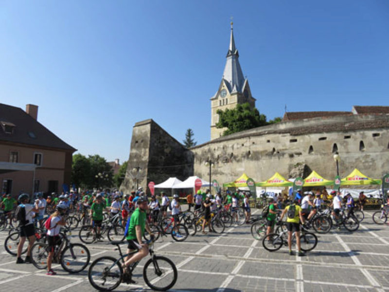 Bike & Like startet vor der Zeidner Kirchenburg. ...