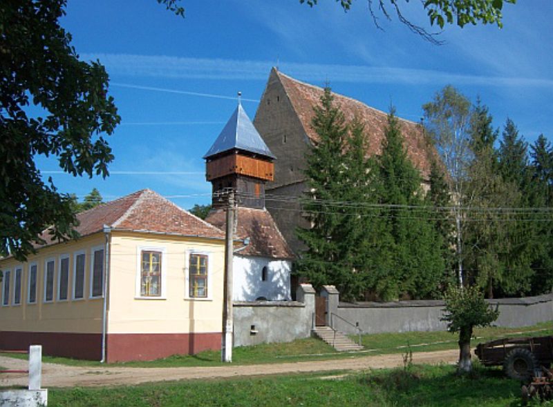 Die ehemalige deutsche Schule und die Wehrkirche ...