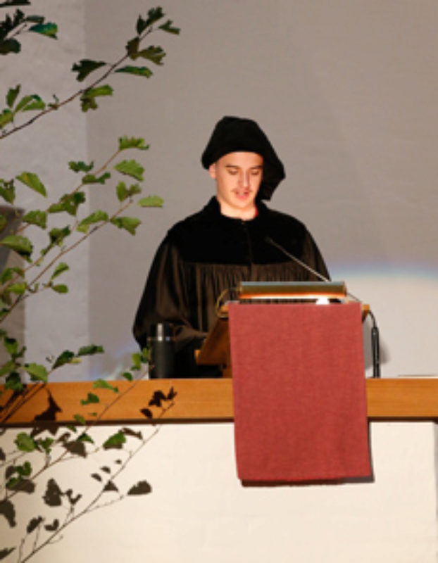 Martin Luther, gespielt von Christoph Lauer. ...