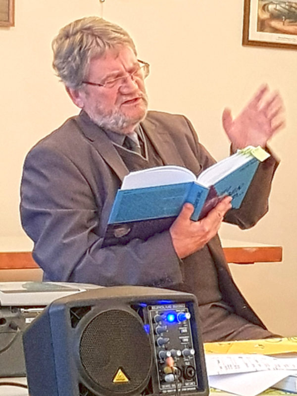 Prof. Heinz Acker liest im Gemeindesaal von ...