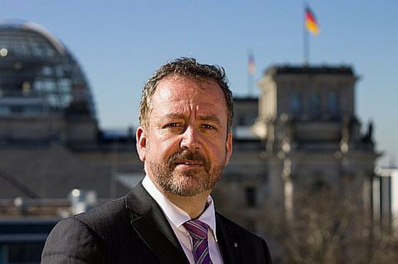 Dr. Bernd Fabritius vor dem Reichstagsgebude in ...