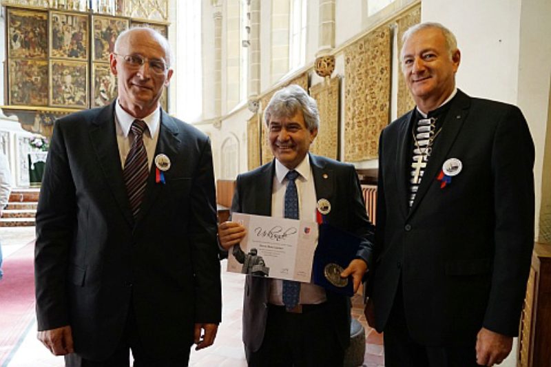 Hans Grtner (Mitte) erhielt die Honterusmedaille ...