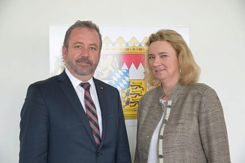 Das Foto zeigt Bayerns Sozialministerin Kerstin ...