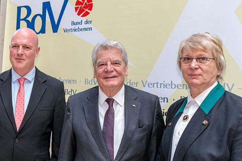 Joachim Gauck flankiert von den Vertretern des ...