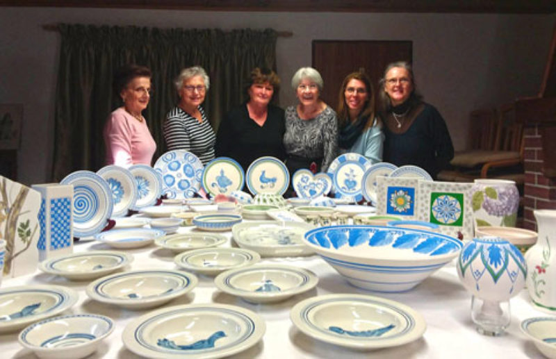Teilnehmerinnen des Keramikmalkurses in den ...