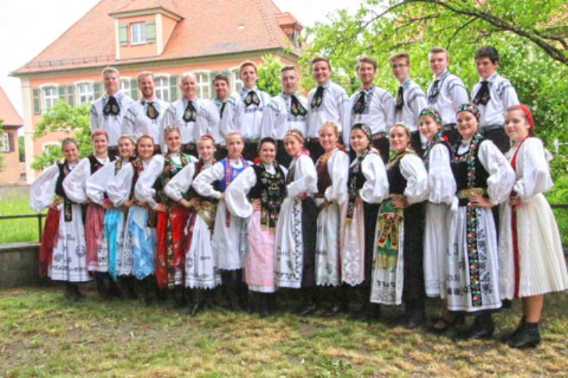 Siebenbrgische Tanzgruppe Augsburg mit Schler- ...