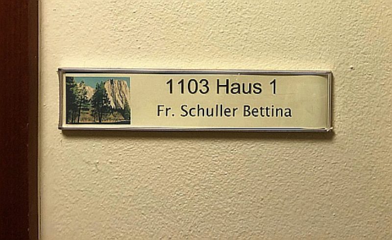 Namensschild an Bettina Schullers Zimmer im ...