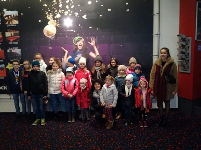 Die Kindertanzgruppe Biberach ging ins Kino. ...