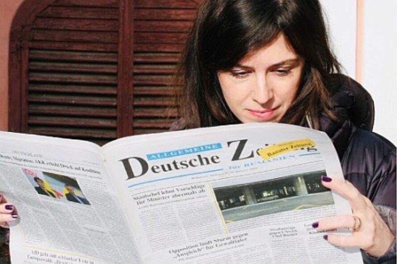 Elise Wilk mit ihrer Zeitung. Foto: Laura ...