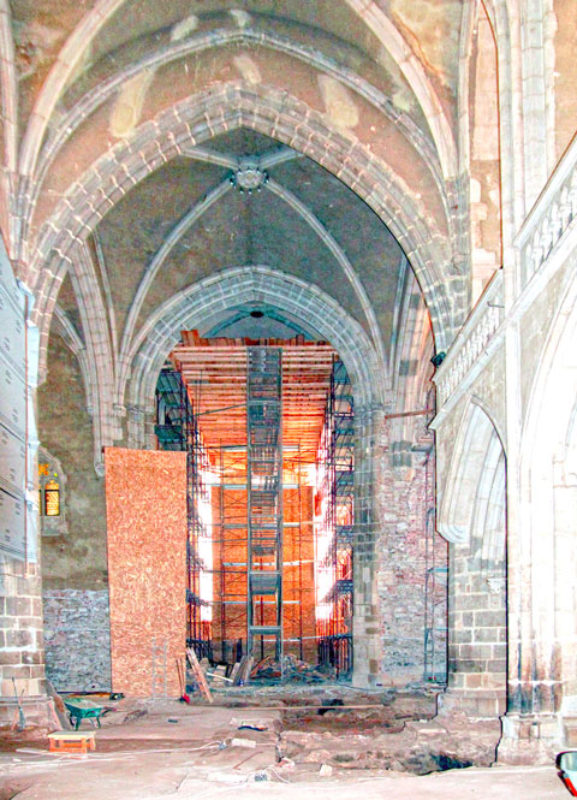 Blick von Westen in das Mittelschiff der Kirche ...