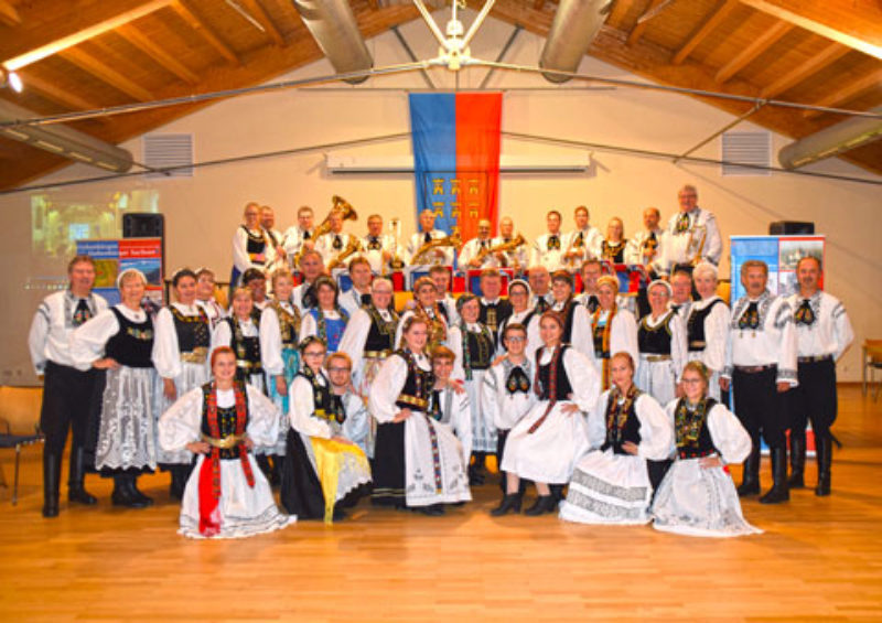 Die Volkstanzgruppe Landshut mit der Blaskapelle ...