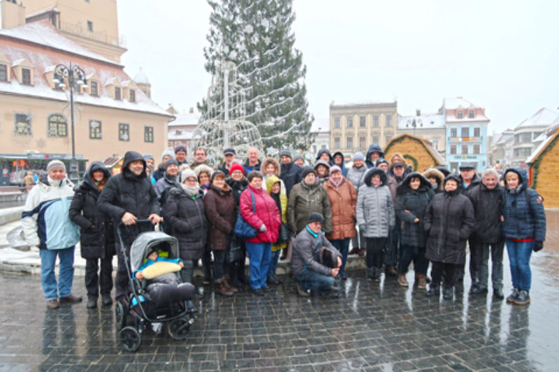 Reisegruppe vor dem alten Rathaus in Kronstadt. ...