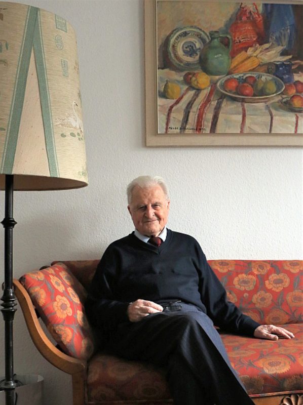 Dr. Andreas Mckel im Wohnzimmer seines ...