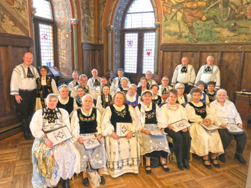 Der Saxonia-Chor Wuppertal auf Schloss Burg mit ...