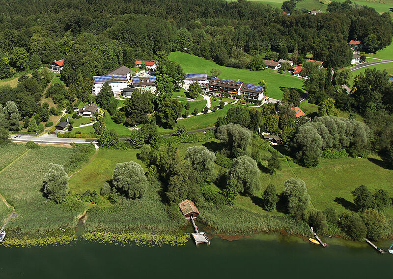 Luftaufnahme des Siebenbrgerheims in Rimsting. ...