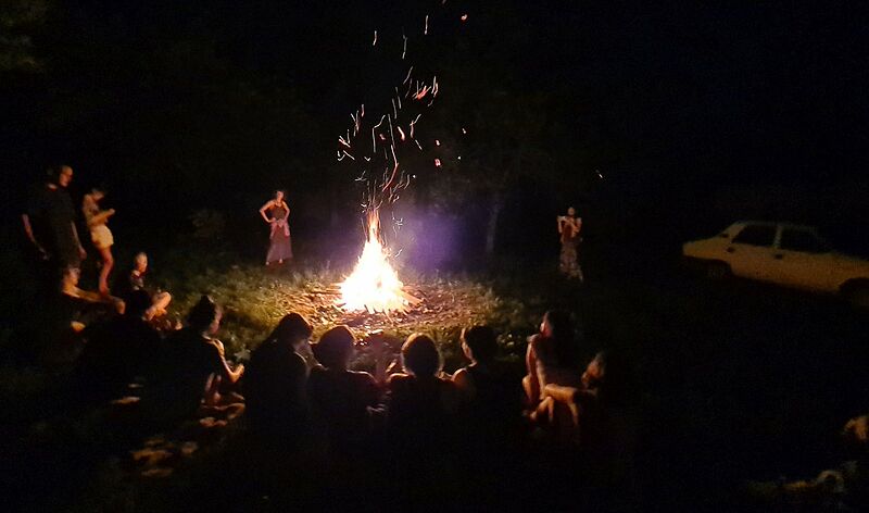 Abends am Lagerfeuer im Pfarrhof von Pretai  ...