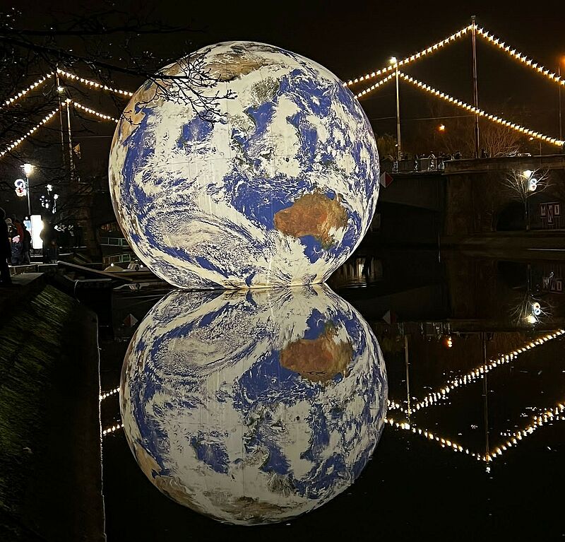 Leuchtkugel "Floating Earth" von Luke Jerram auf ...