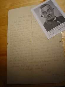 Brief von Anneliese Teutsch aus dem Deportationslager Makejewka an die Eltern in Kronstadt. Das Foto zeigt Vater Julius Ernst Teutsch.
