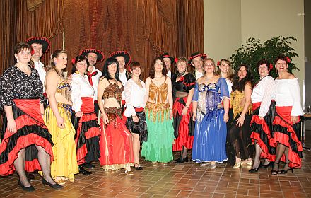 Die Siebenbrgische Tanzgruppe Bblingen in spanischem Gewand und dazwischen die Tanzgruppe 