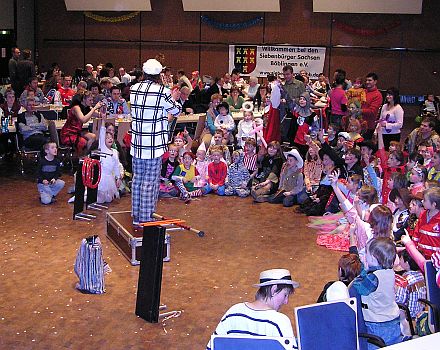 Kinderfasching 2007 der Kreisgruppe Bblingen: Clown Wollo im Kreis seiner begeisterten Zuschauer. Foto: Jan Kijek