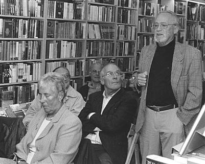 'Das ganze Buch ist eine Lge': Hans Bergel (stehend) in der Buchhandlung Kirchheim in Gauting. Hinten (Dritter von rechts) der Journalist Hans-Joachim Acker. Foto: Konrad Klein