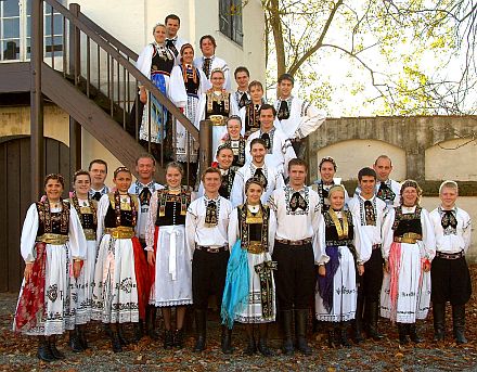 Siebenbrgisch-schsische Jugendtanzgruppe Biberach unter der Leitung von Astrid Gddert.