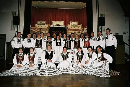 Hhepunkt des Festes in Nrnberg: Darbietung dreier in den schnsten nordsiebenbrger Trachten gekleideten Volkstanzgruppen. Foto: Agnes Franchy-Kruppa.