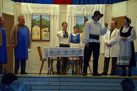 Die Theatergruppe Crailsheim fhrte das siebenbrgisch-schsische Mundartstck Der Dani-Misch wid hrresch am Ostersonntag auf. Foto: Kurt Philp