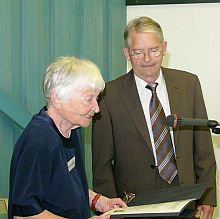 Vorstandsvorsitzender Hatto Scheiner ehrte Ruth Czetto mit einer Urkunde fr besondere Verdienste um die Siebenbrgische Bibliothek in Gundelsheim.