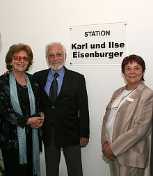 Das Ehepaar Rita und Hans Hill sowie PDL Gerline Ruland bei der Enthllung der Tafel.