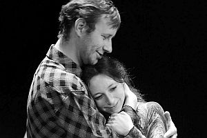 Urfaust. Roger Prvu (Faust) und Johanna Adam(Gretchen). Foto: Radu-Stanca-Theater