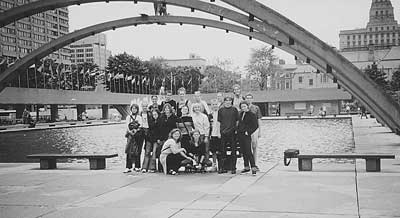 Die 20 Teilnehmer aus Siebenbrgen, Deutschland, sterreich, den USA und Kanada am diesjhrigen Fderationsjugendlager vor dem Springbrunnen der City Hall in Toronto.