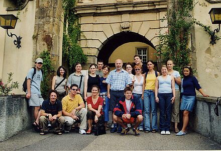 Die Teilnehmer des Fderationsjugendlagers vor dem Hauptportal von Schloss Horneck whrend des Besuchs der siebenbrgischen Einrichtungen in Gundelsheim. Foto: Rainer Lehni