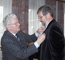 Das Goldene Ehrenzeichen fr Bundesobmann Mag. Volker Petri (rechts) wird von Ehrenbundesobmann Dr. Fritz Frank berreicht.